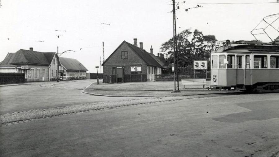 En gång i tiden kunde man ta spårvagn till och från centrum. Bilden tagen före 1955.
