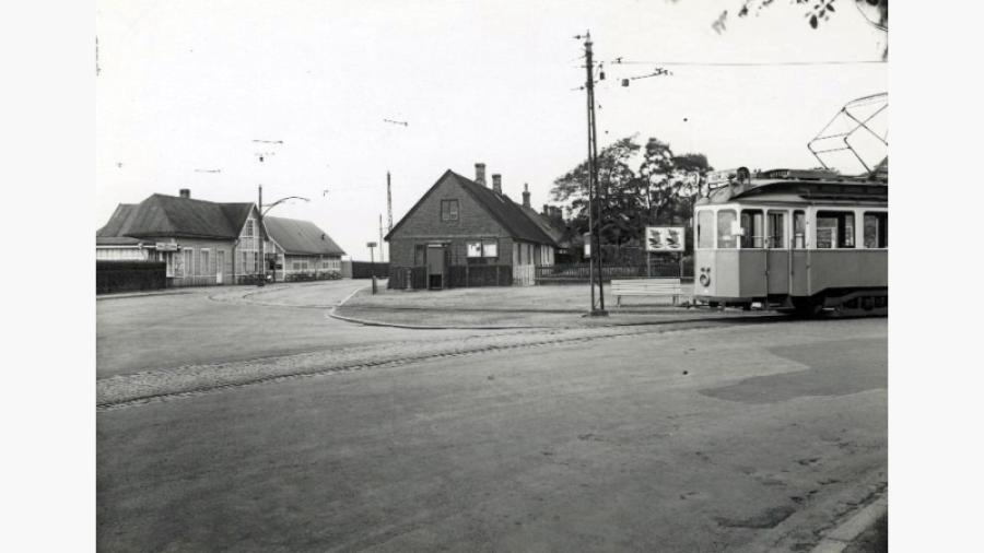 En gång i tiden kunde man ta spårvagn till och från centrum. Bilden tagen före 1955.
